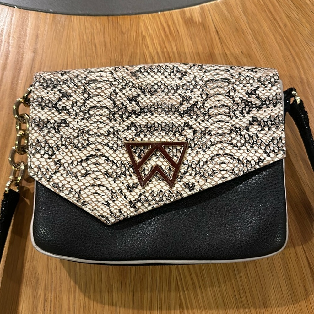 Kelly Wynne black leather bag